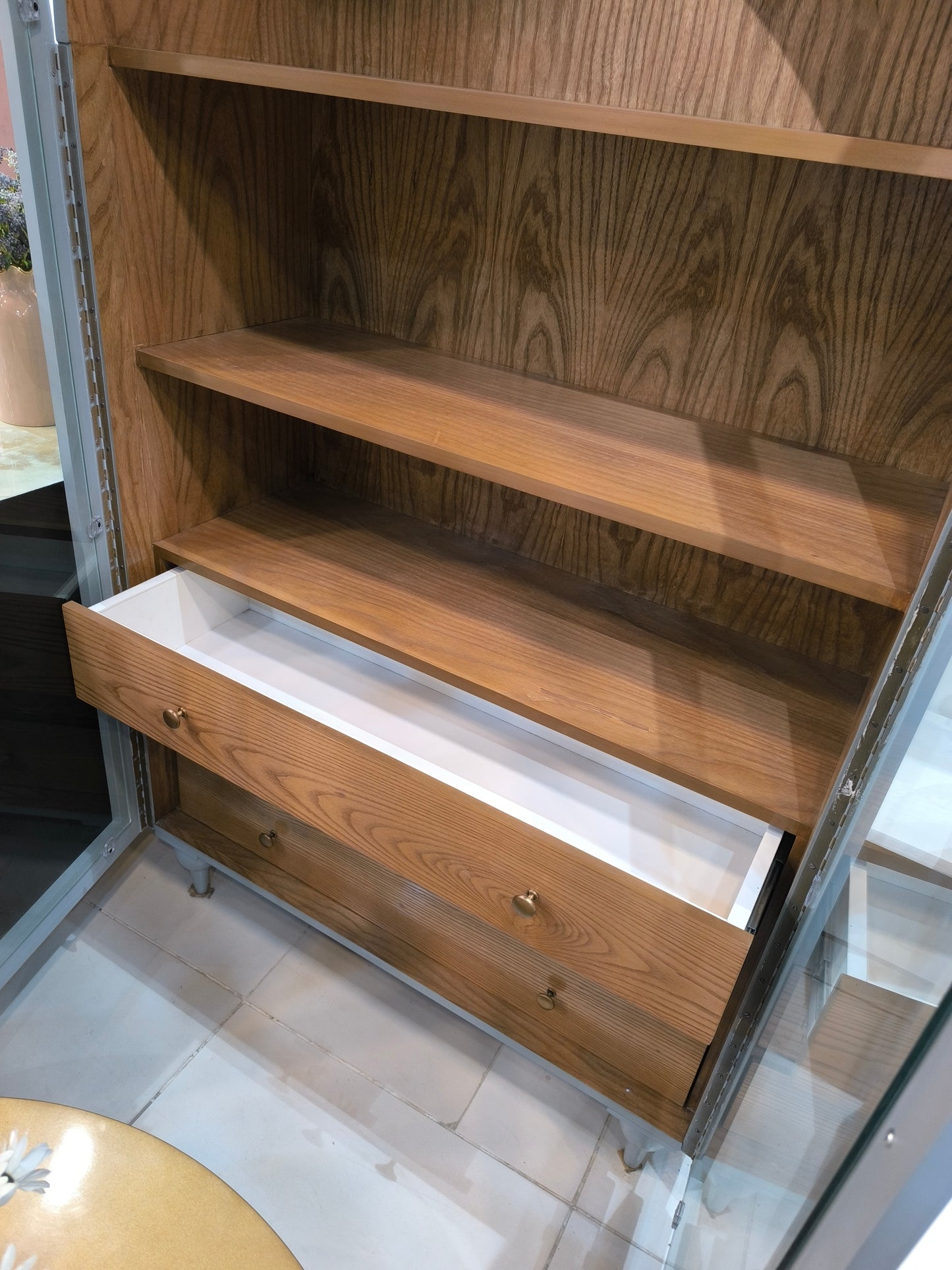 Nosh storage cabinet