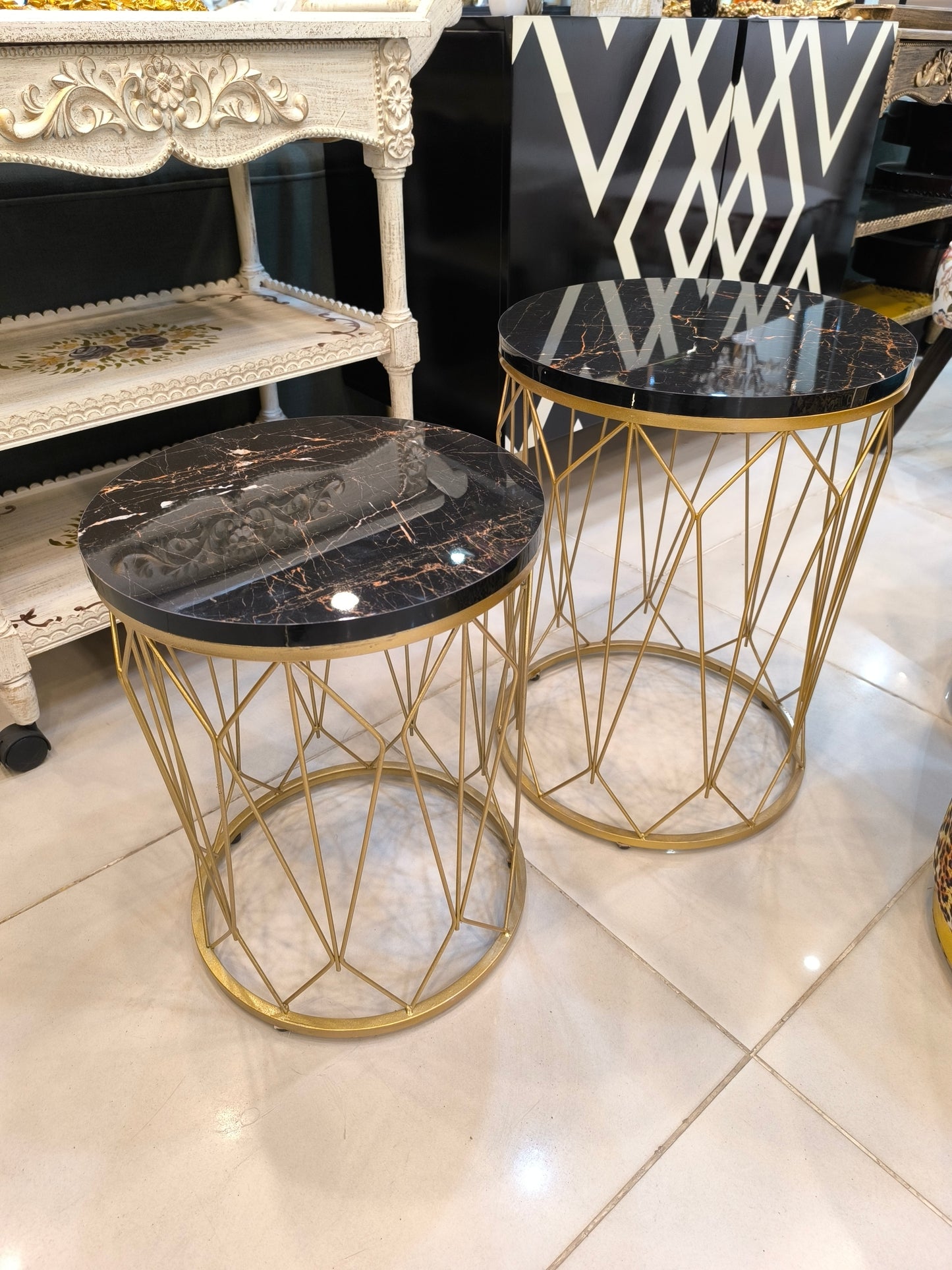 Scarlet nesting tables