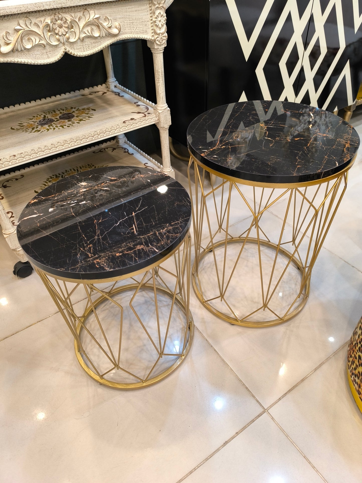 Scarlet nesting tables